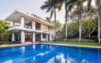 Elegant 21-Cent Family Home with Modern Features & Prime Accessibility.