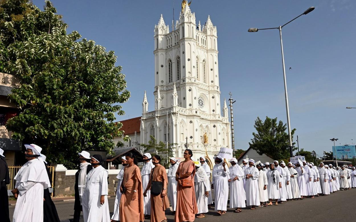 വിലങ്ങാട് ഉരുള്‍പൊട്ടല്‍; ഇരിങ്ങാലക്കുട രൂപത നല്‍കുന്ന 6 സാന്ത്വന ഭവനങ്ങള്‍ ആശീര്‍വദിച്ചു.